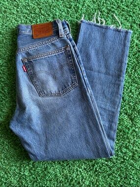 Women’s Levi's jeans 24x30 raw hem